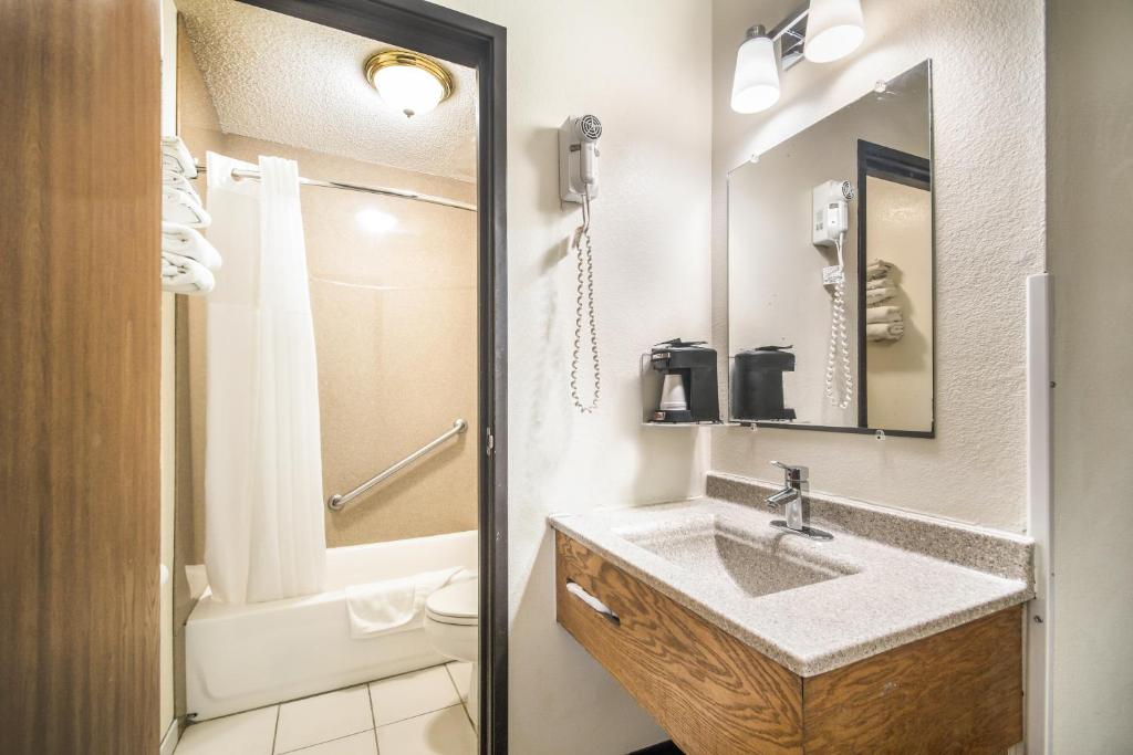 Americas Best Value Inn & Suites Harrisonville Main image 2